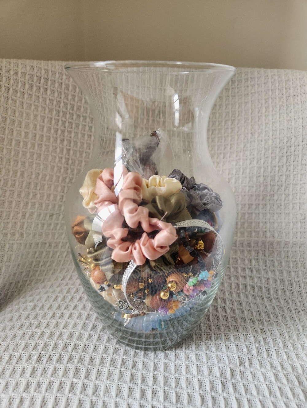 Mystery Accessory Vase - Picture 8 of 8
